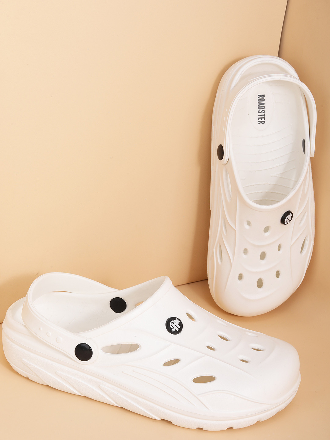 The Roadster Lifestyle Co  Men  Comfy Crest Clogs Flip Flops