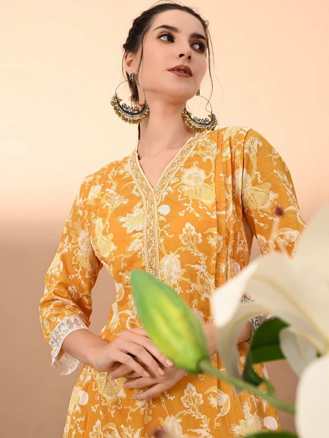 DHROOV TARA Women Floral Printed Regular Thread Work Kurta with Harem Pants