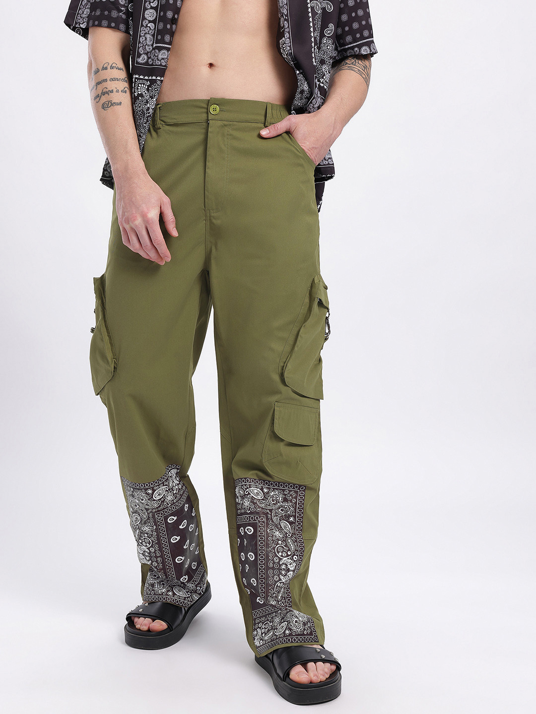 glitchez Men Printed Patch Lobster Closure Pockets Loose Fit Cargos