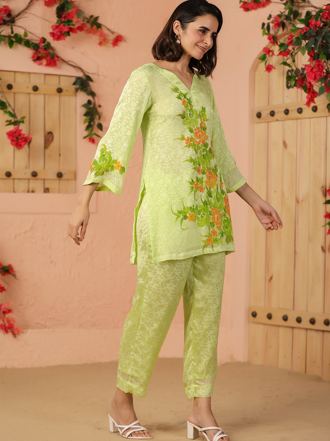 Geroo Luxe Women Floral Hand Painted Regular Silk Crepe Kurti with Trousers