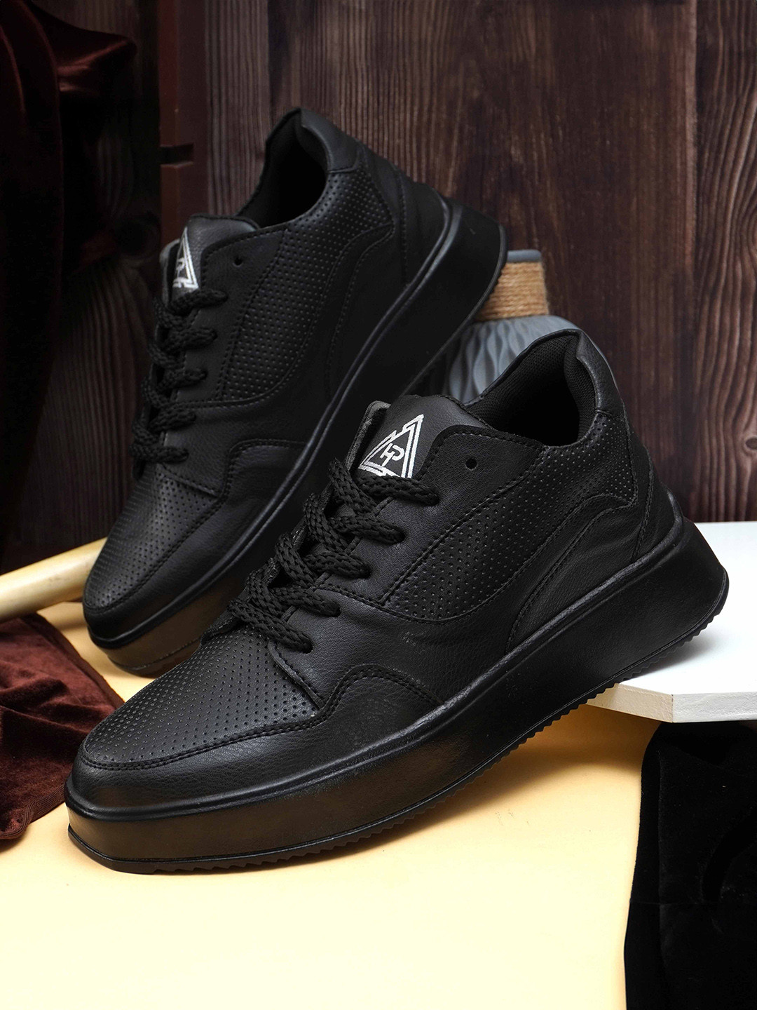 Hundo P Men Lace-Ups Round Toe Sneakers