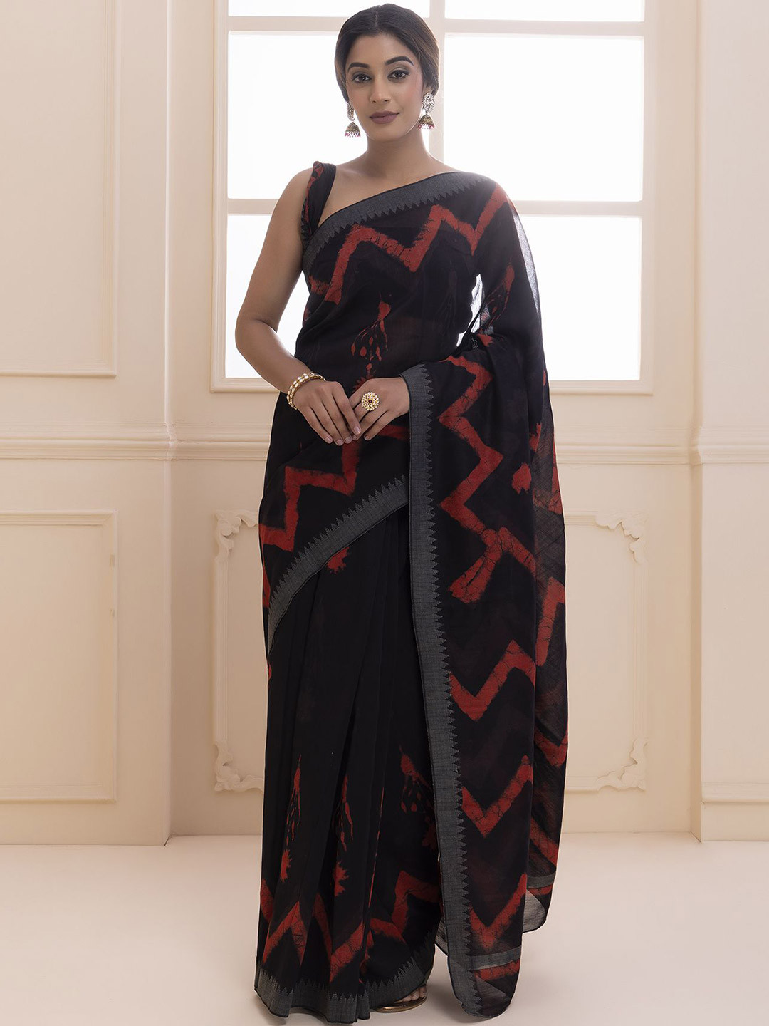 Geroo Luxe Black Geometric Printed  Saree