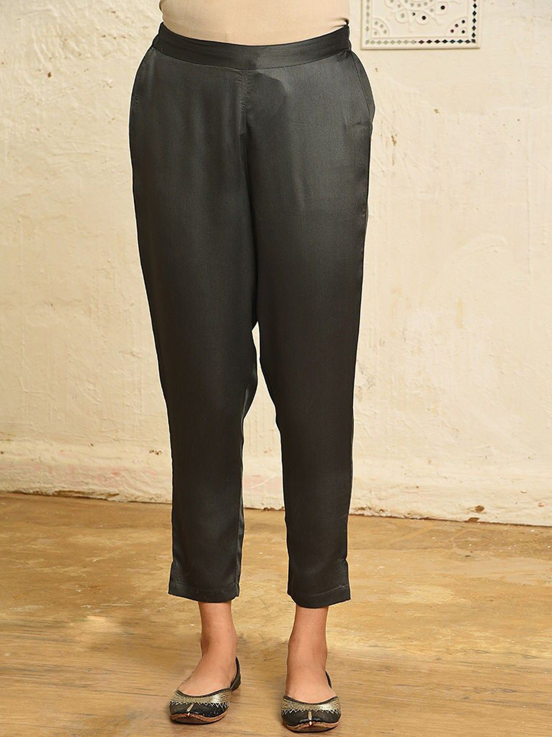 JAYPORE Women Relaxed Flat-Front Cropped Trousers