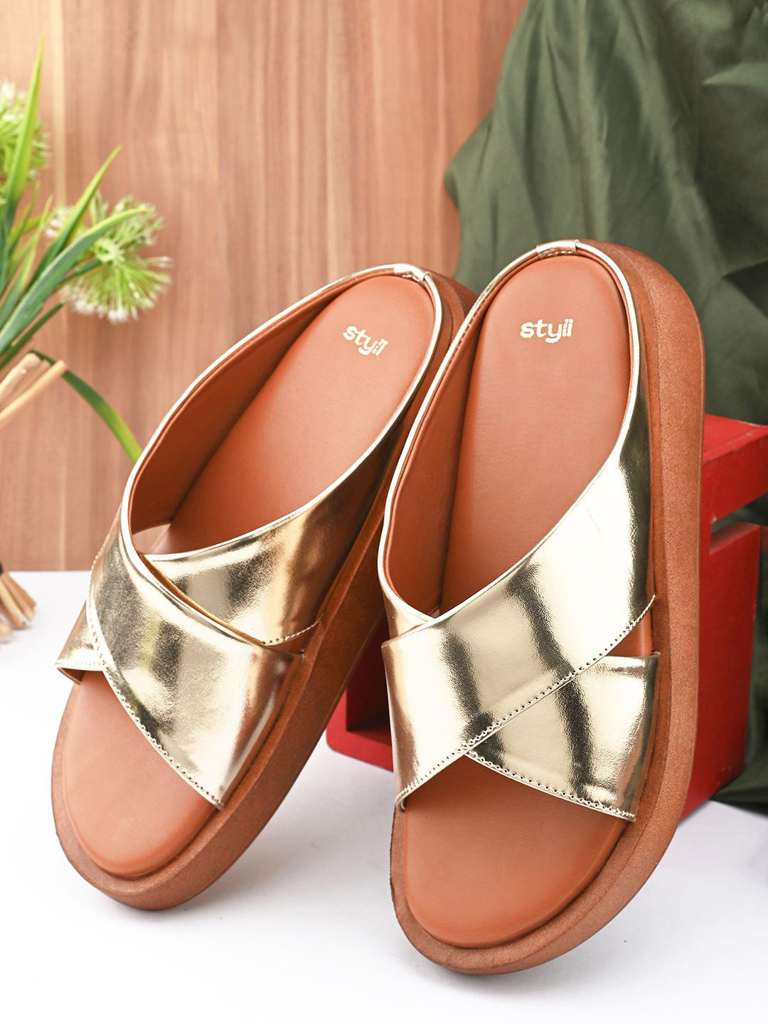 Styli Women Tan And Gold Chunky Flat Wedges