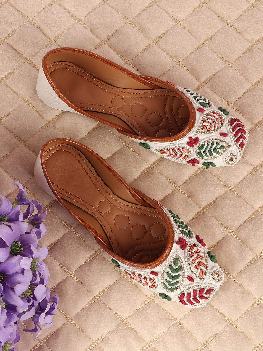 CHINRAAG Women Embellished Mojaris