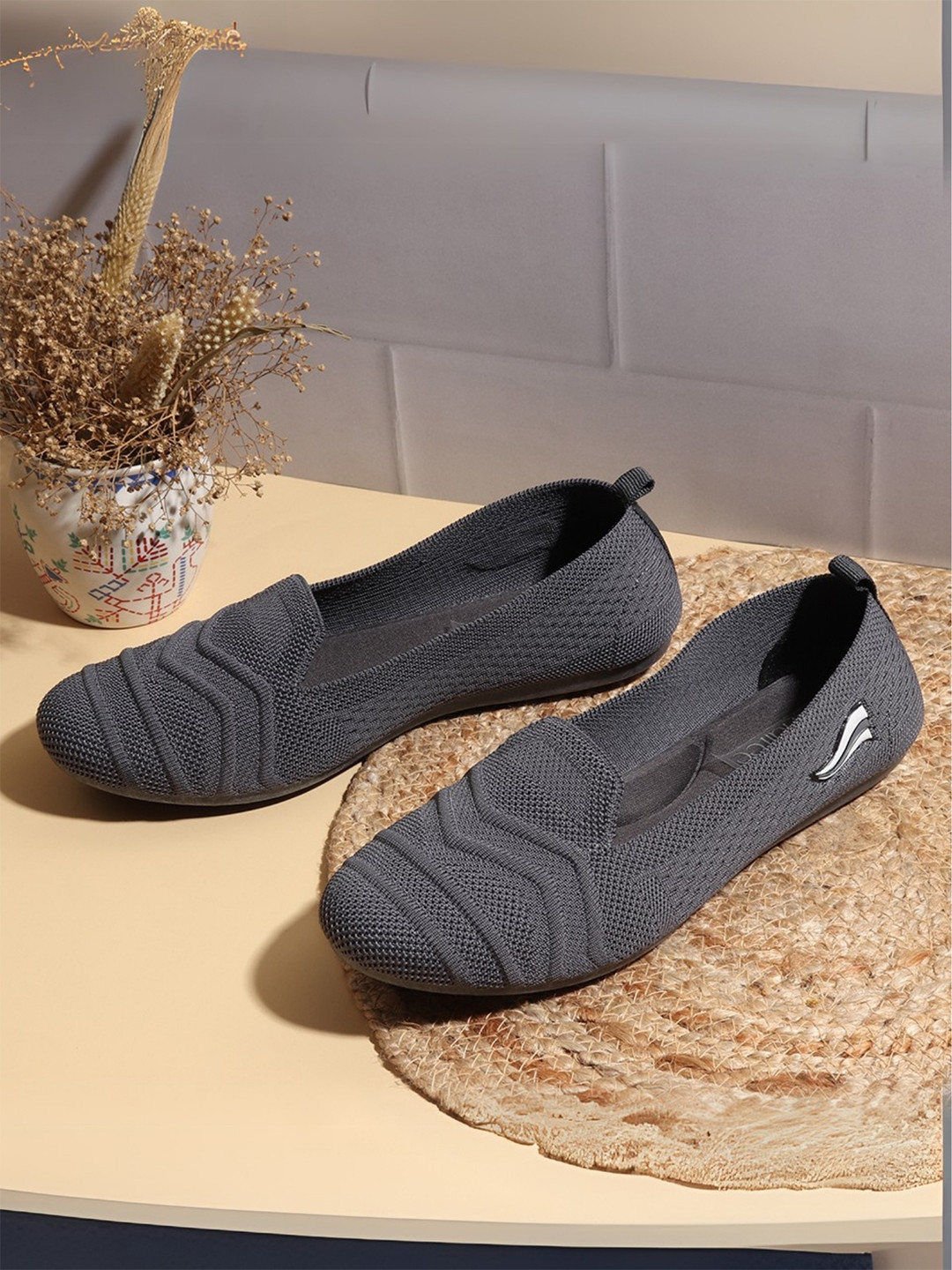 Indifeet Women Grey Textured and Lightweight Loafer Flats