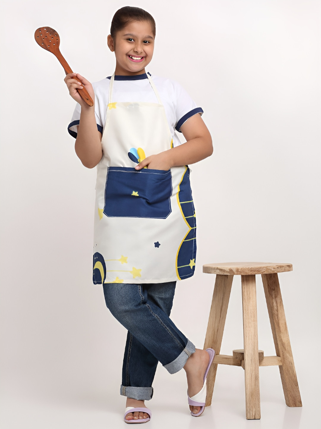Arrabi Kids Cream Colored & Blue Printed Apron With 2 Patch Pockets