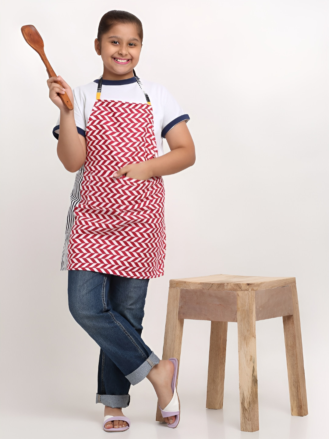 Arrabi Kids Red & White Printed Apron With 2 Patch Pockets