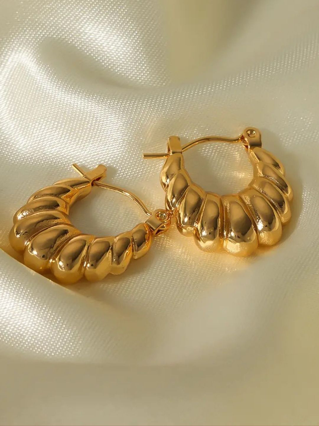 PUTSTYLE Gold-Plated Scalloped Oval Stainless Steel Hoop Earring