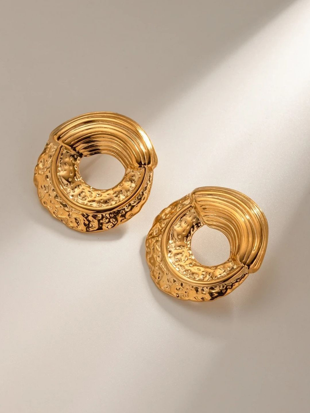 PUTSTYLE Gold-Plated Round Hammered Stainless Steel Studs Earrings
