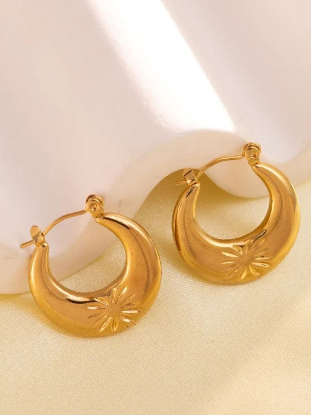 PUTSTYLE Gold-Plated Stainless Steel Vintage Carve Flower Hoop Earrings