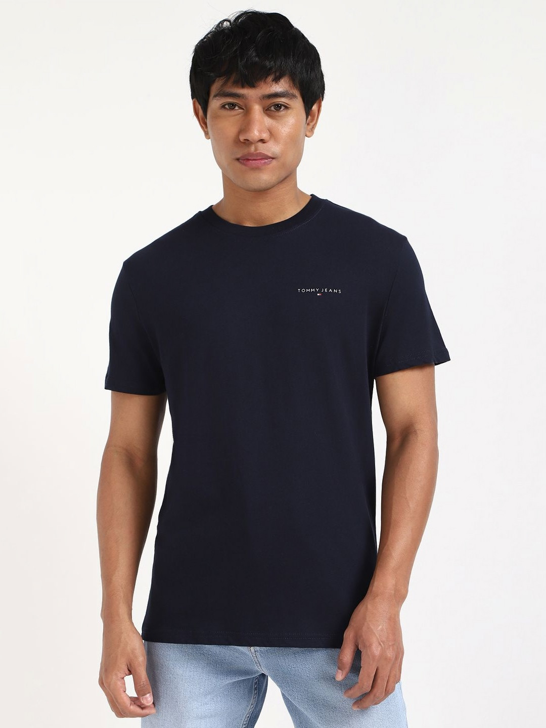 Tommy Hilfiger Men Solid Round Neck Cotton Slim Fit T-shirt