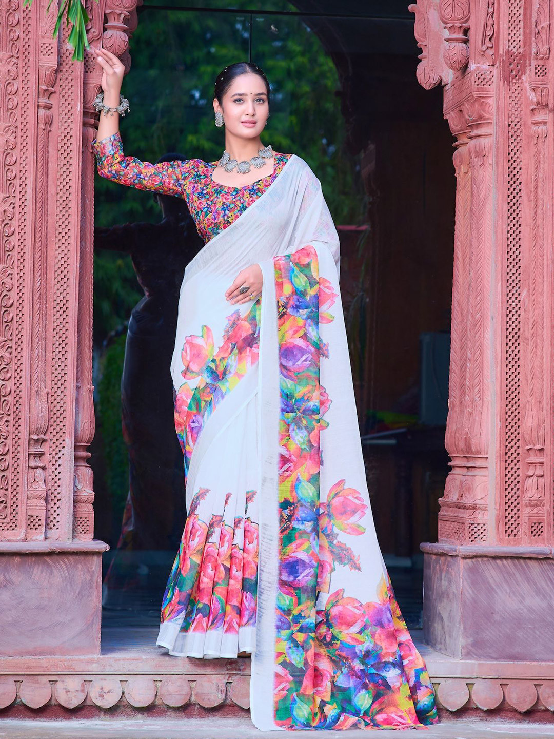 Celeb Styles Women Abstract Printed Saree With Blouse Piece