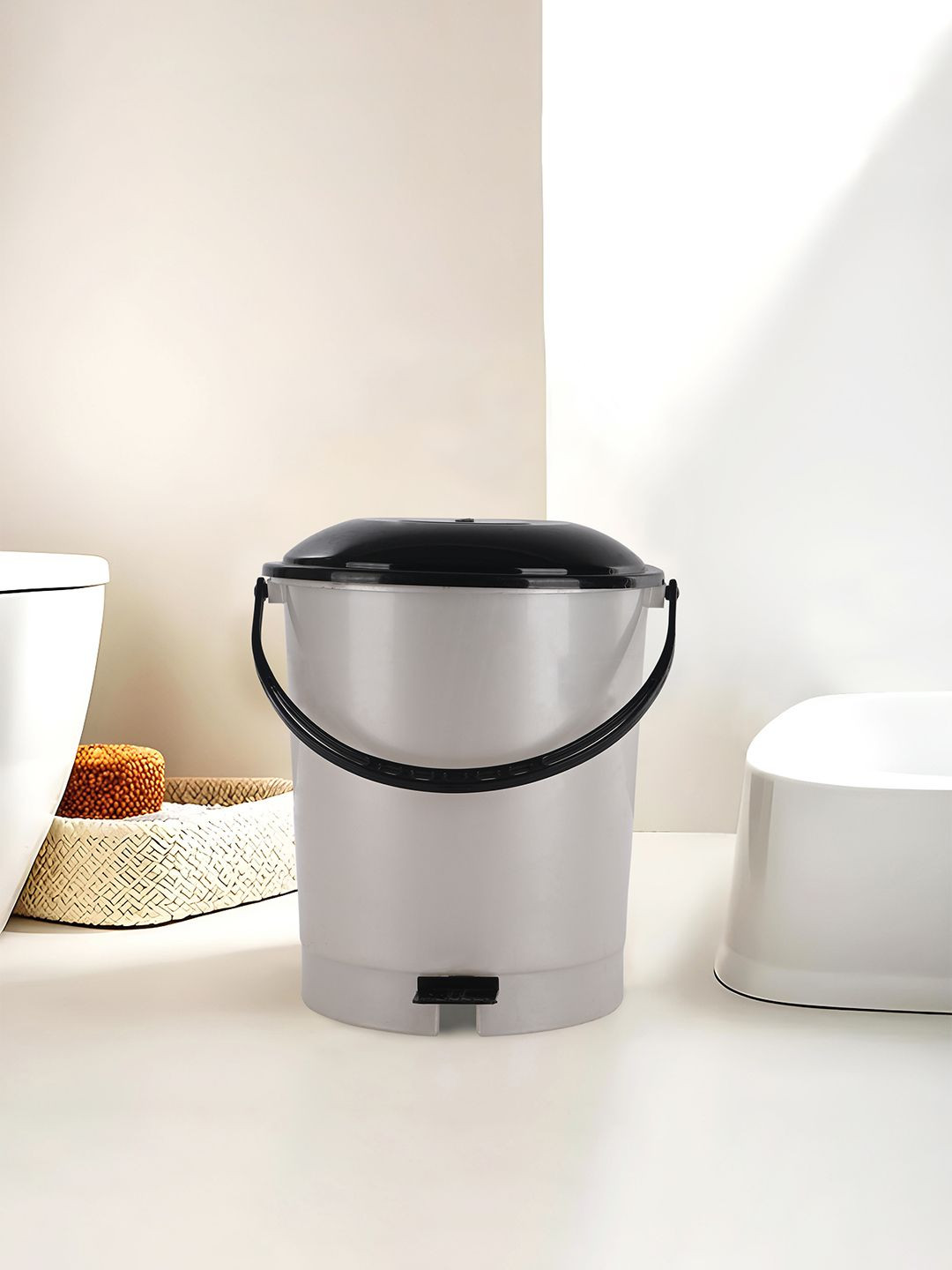 Kuber Industries White & Black Check Dhakkan Pedal Dustbin - 10 Ltrs