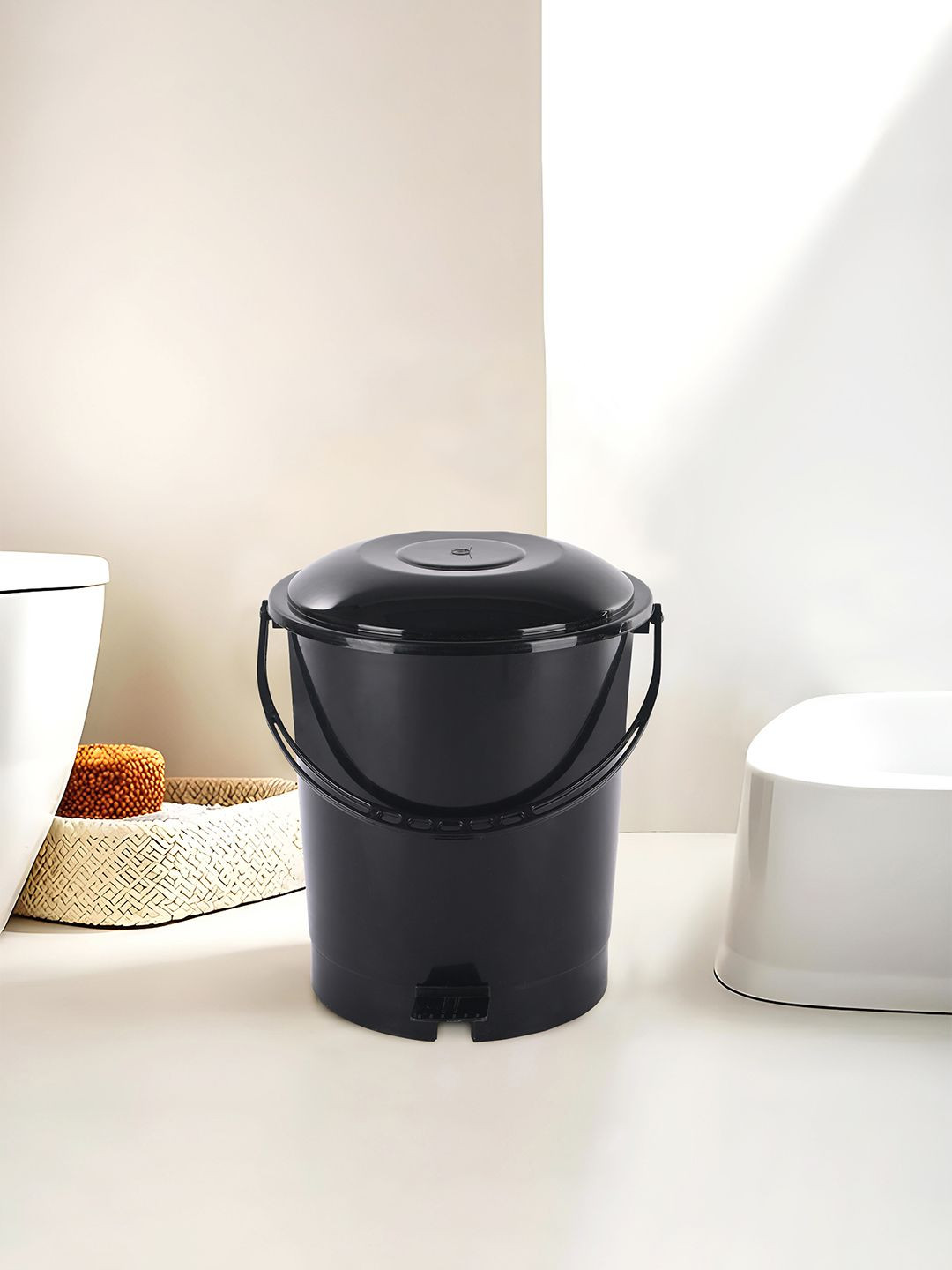 Kuber Industries Black Check Dhakkan Pedal Dustbin - 7 Ltrs