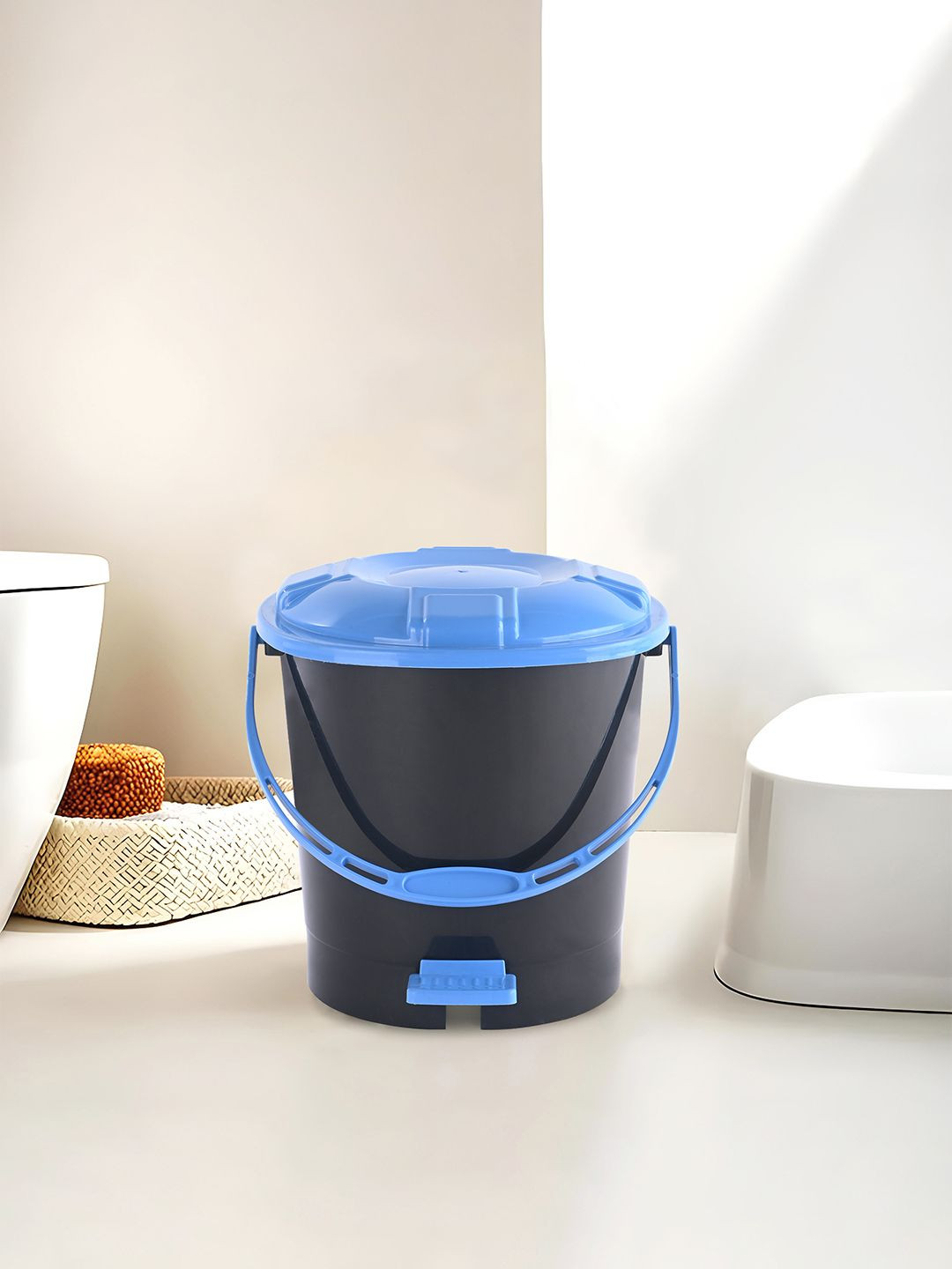 Kuber Industries Grey & Blue Check Dhakkan Pedal Dustbin - 7 Ltrs