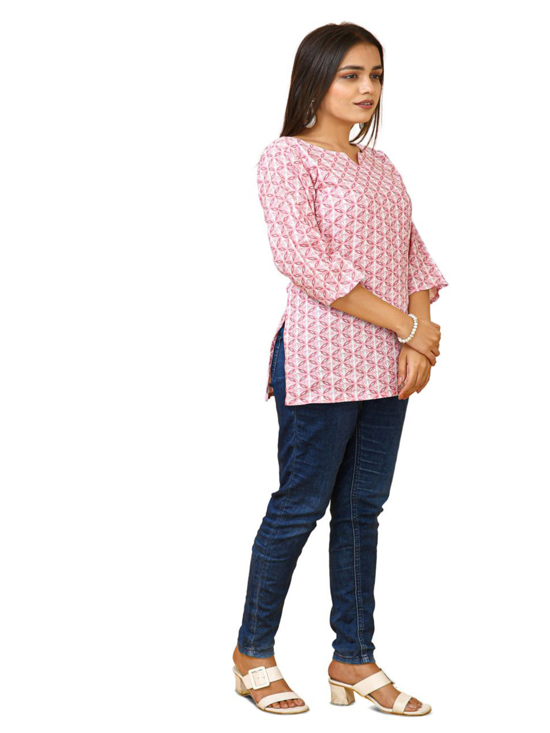 DMT ETHNIC Women Floral Printed Straight Kurti