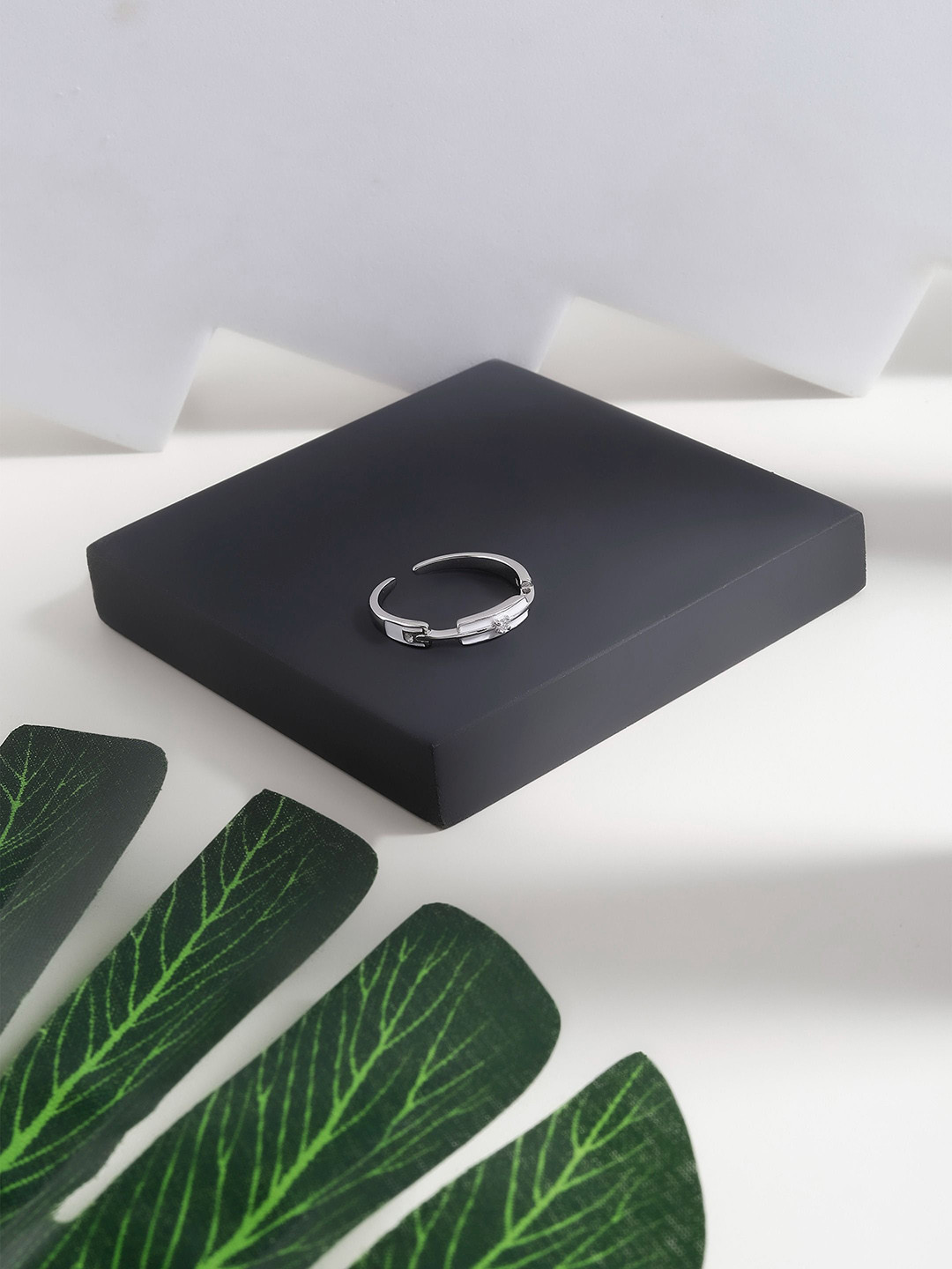 DIAVO Stones-Studded The Eleanor Silver Finger Ring