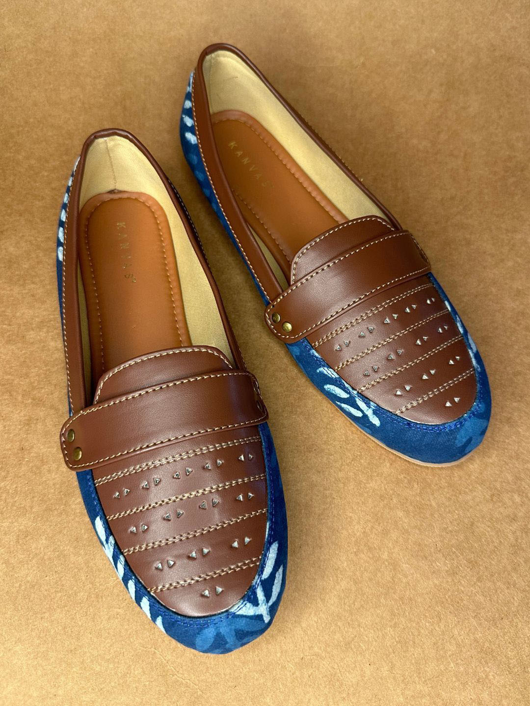 Kanvas Women Printed Round Toe Loafers
