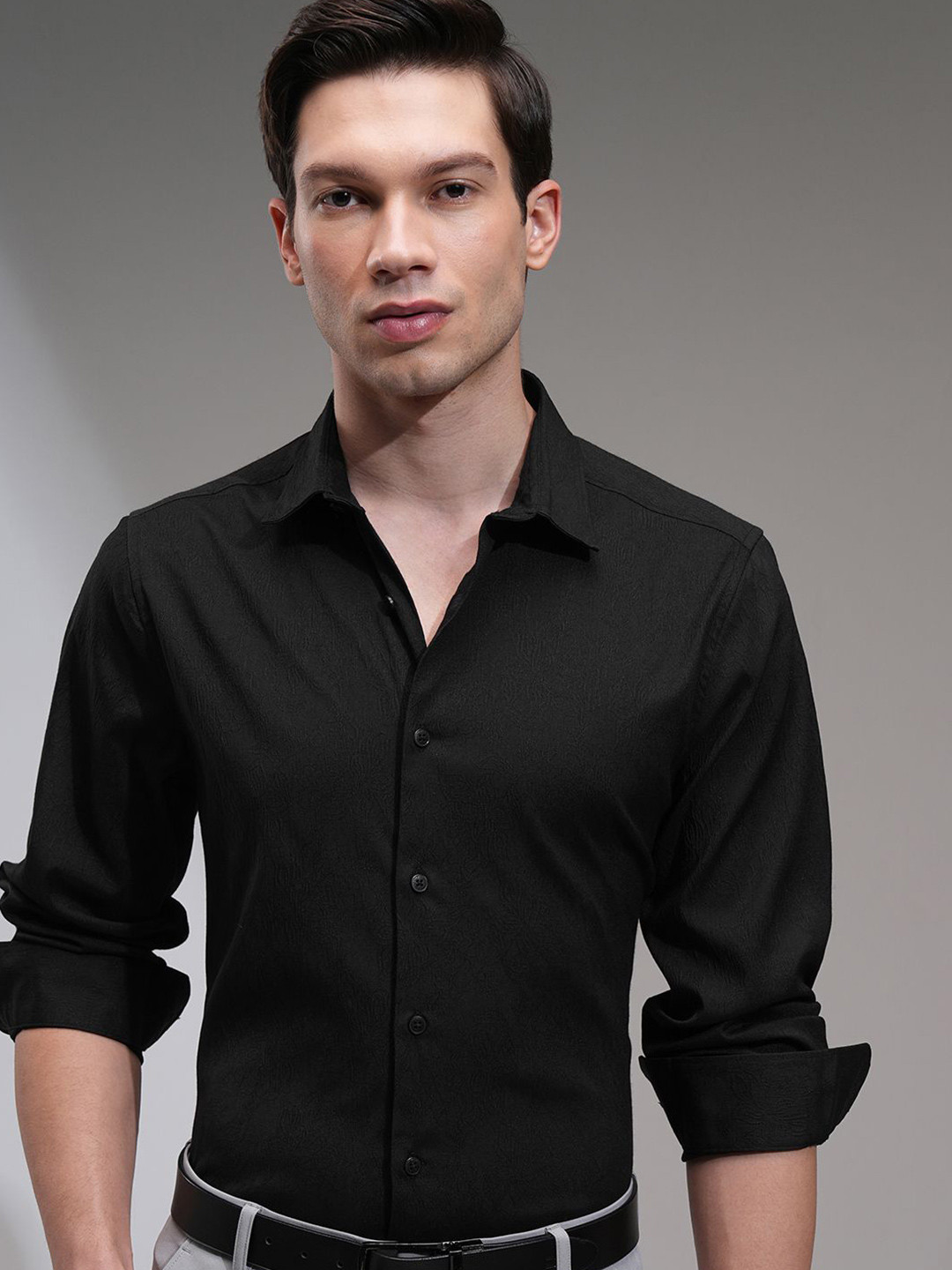 HIGHLANDER Men Slim Fit Spread Collar Solid Formal Shirt