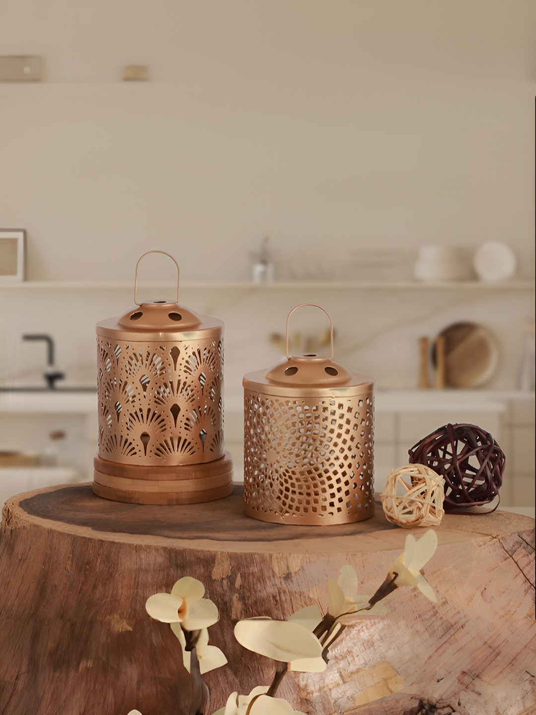 Homspurts Harmony Gold-Toned 2 Pieces Lantern Tea Light Metal Candle Holders