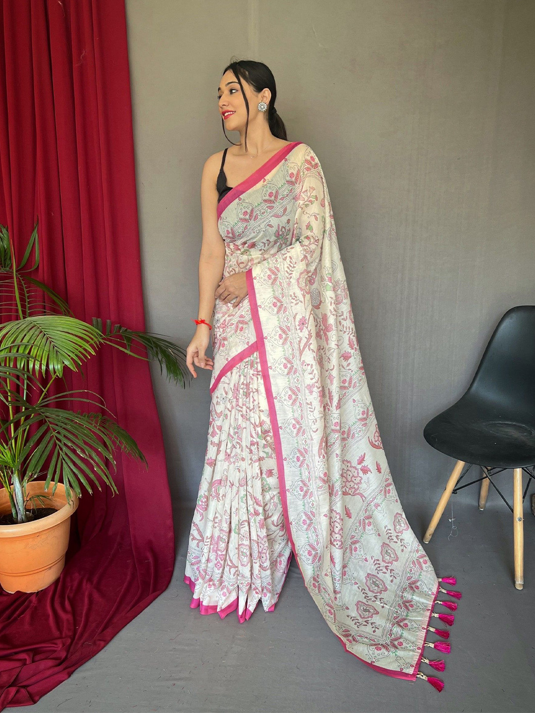 LeeliPeeri Designer Floral Printed Saree With Blouse Piece
