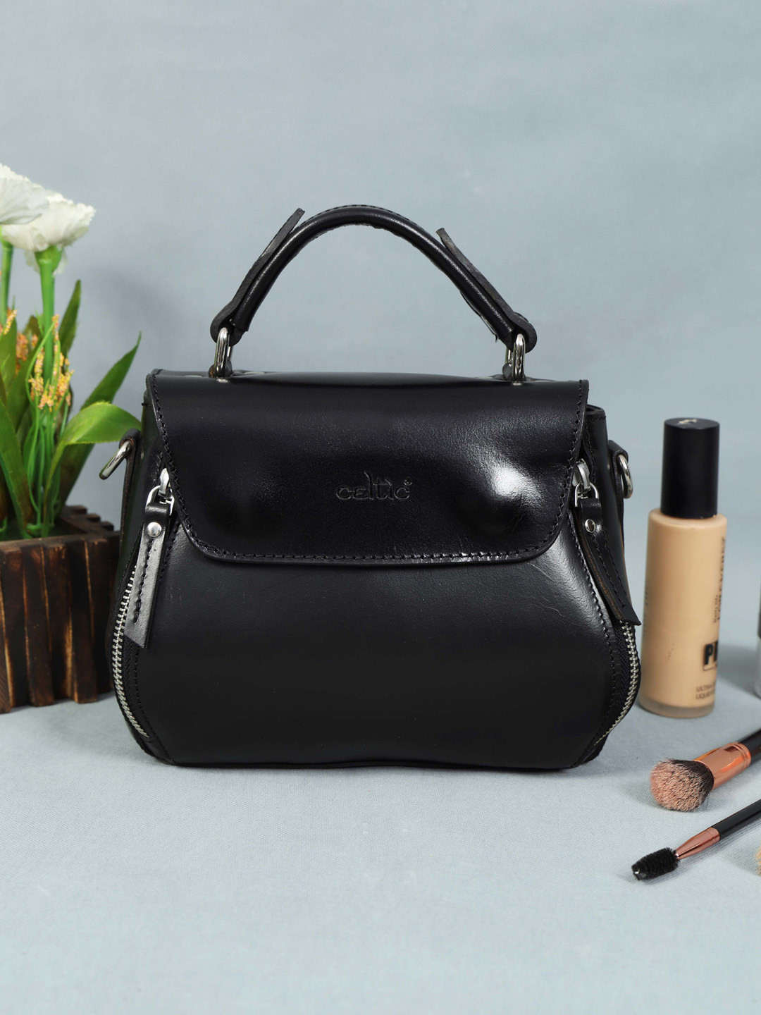 Celtic Women Solid Structured Leather Handheld Bag Black Boldness