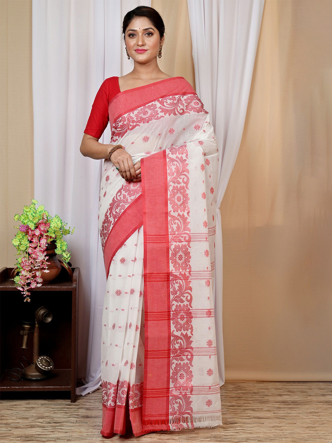 DipDiya Woven Design Pure Cotton Handloom Taant Saree