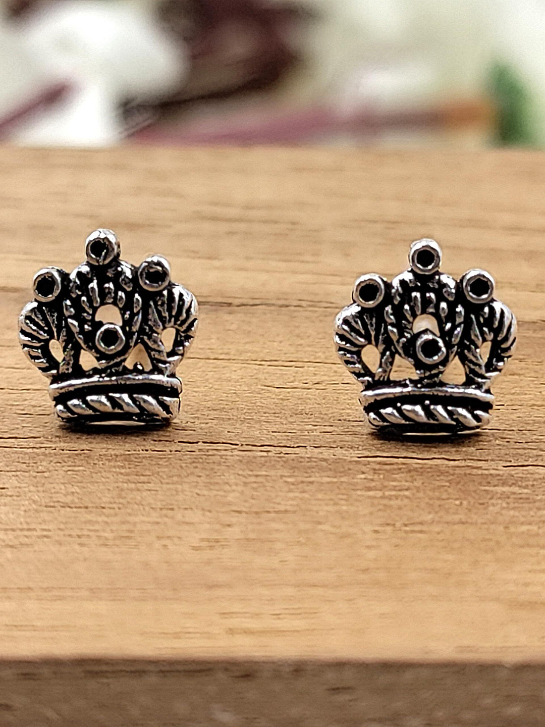 AMONROO 925 Sterling Silver Rhodium-Plated Crown Shaped Oxidised Studs