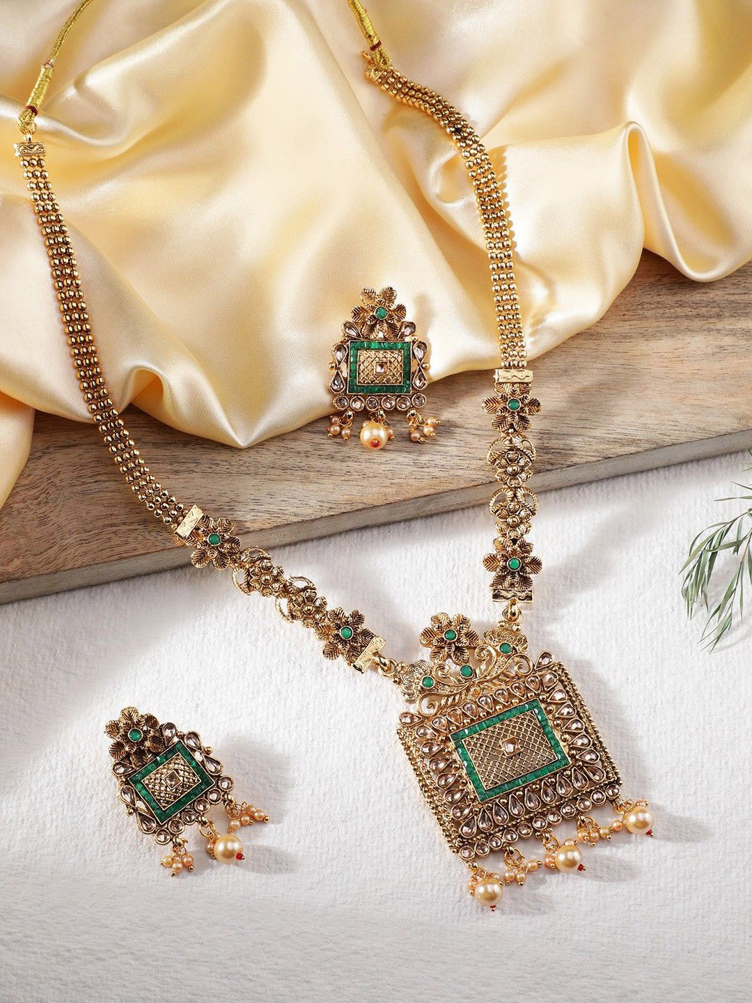 ORANGENYSHA Gold-Plated Kundan Stone Studded & Pearls Beaded Floral DesignJewellery Set