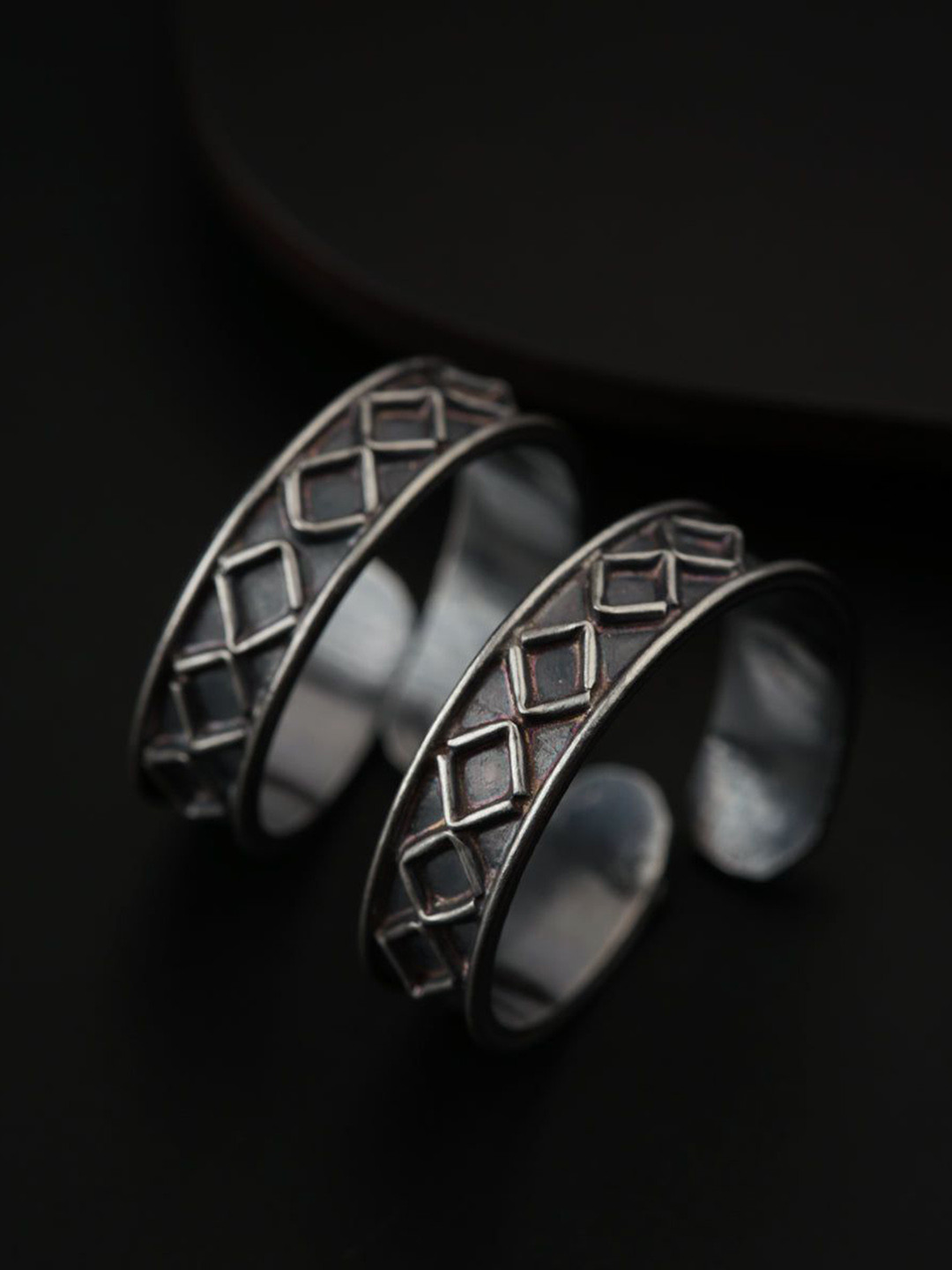 House of Aadyaa Pack Of 2 92.5 Silver Oxidised Toe Rings