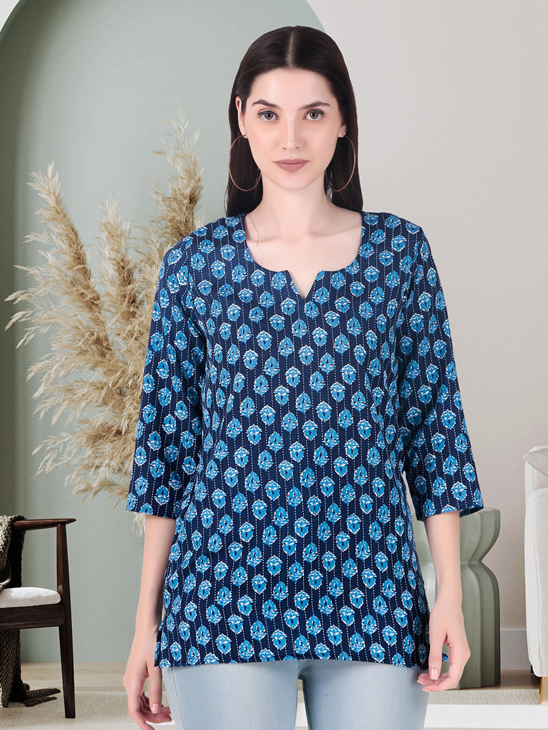 Magnetism Women Ethnic Motifs Printed V-Neck Pure Crepe Kurti with detachable linning