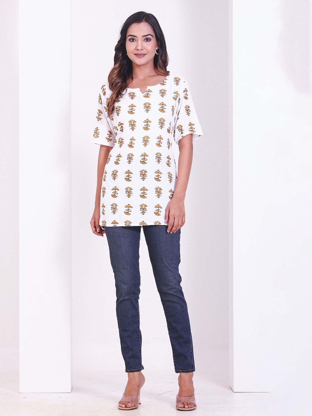 Intizer Women Floral Thread Work Kurta