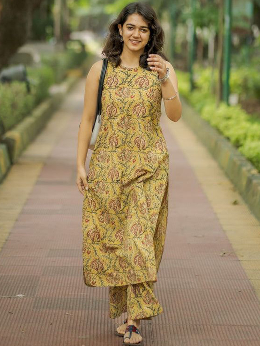 Anni Designer Floral Printed Sleeveless Straight Kurta With Trousers