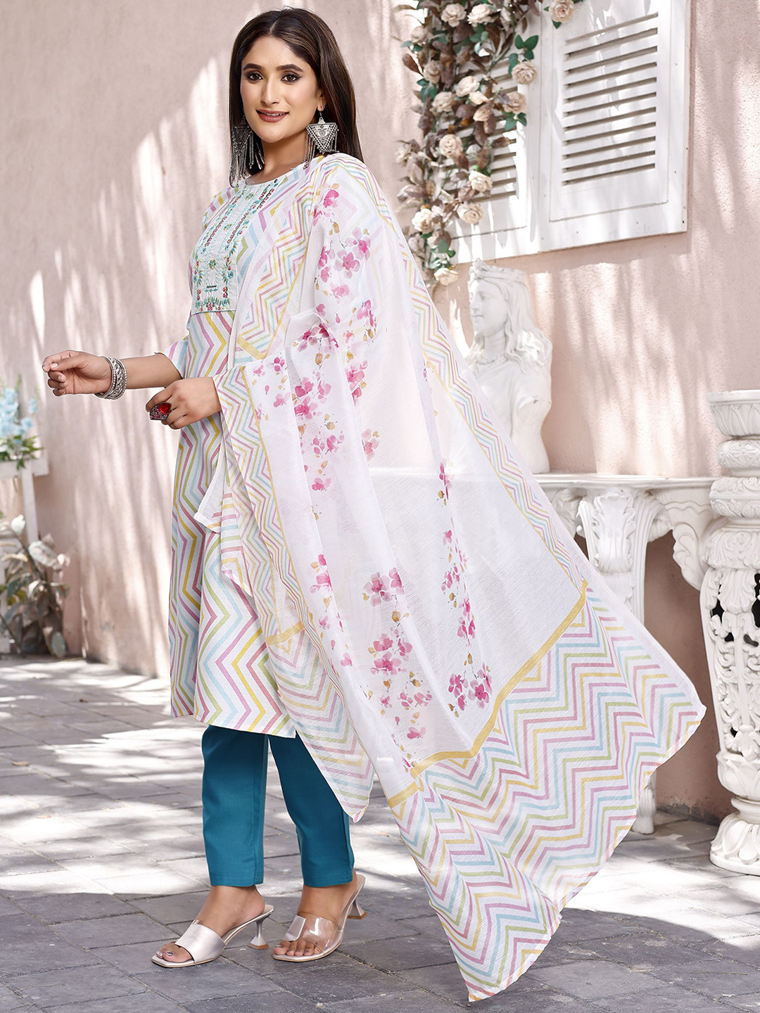TRAHIMAM Chevron Thread Work Straight Kurta With Trousers