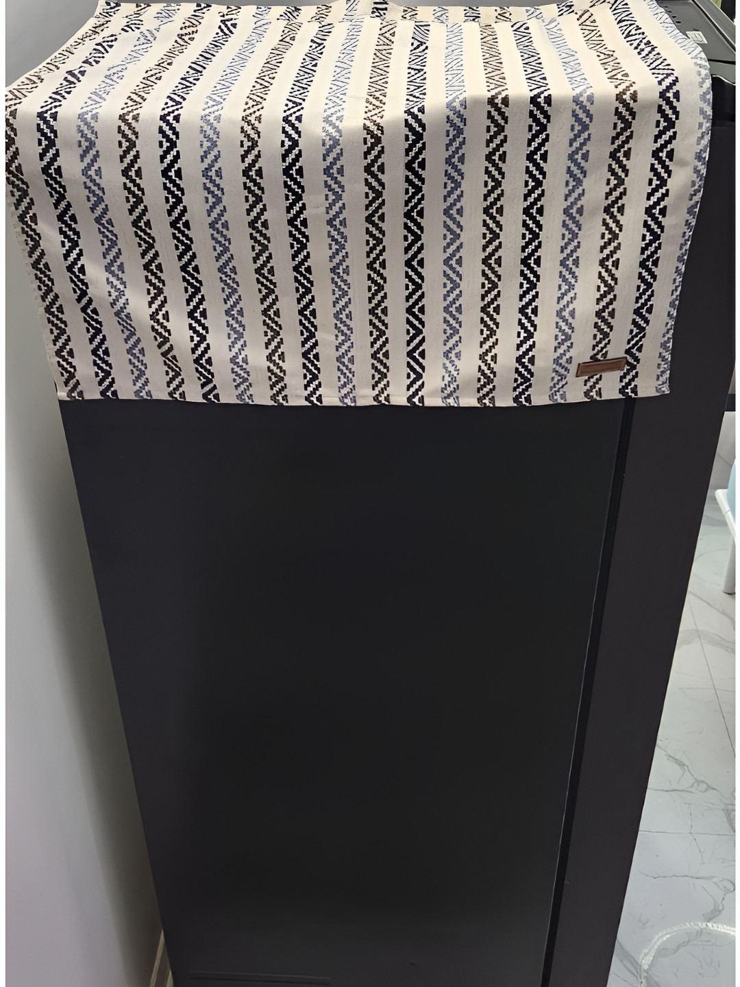 THROWPILLOW Off White & Grey Geometric Printed Shrink Resistant Fridge Cover