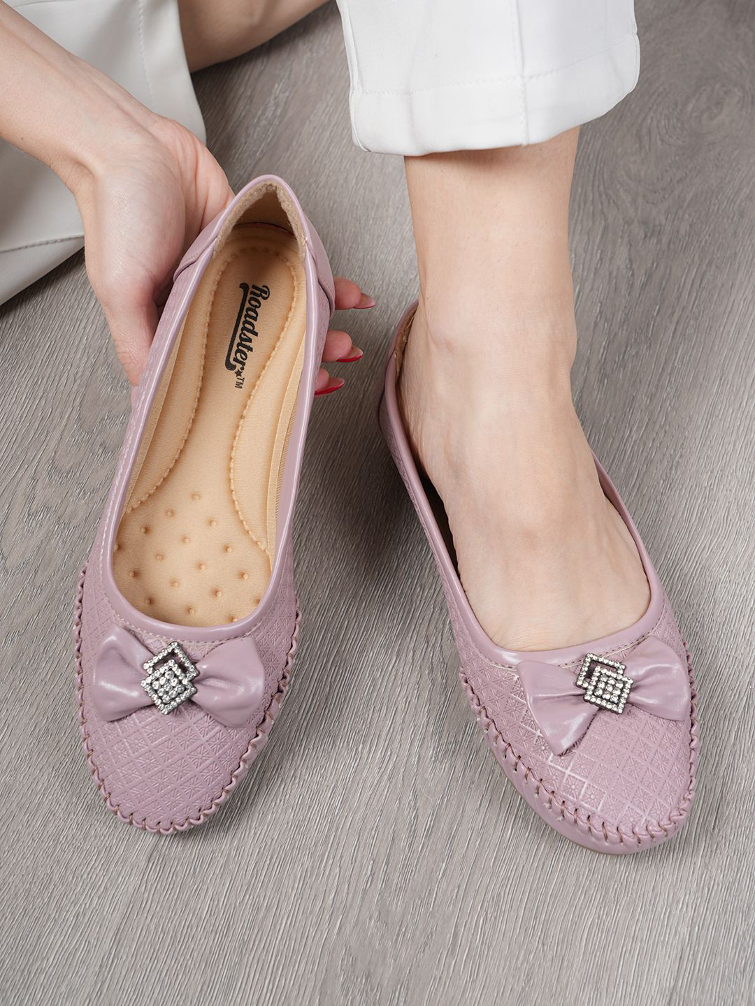 The Roadster Lifestyle Co Women Ballerinas With Bow Flats