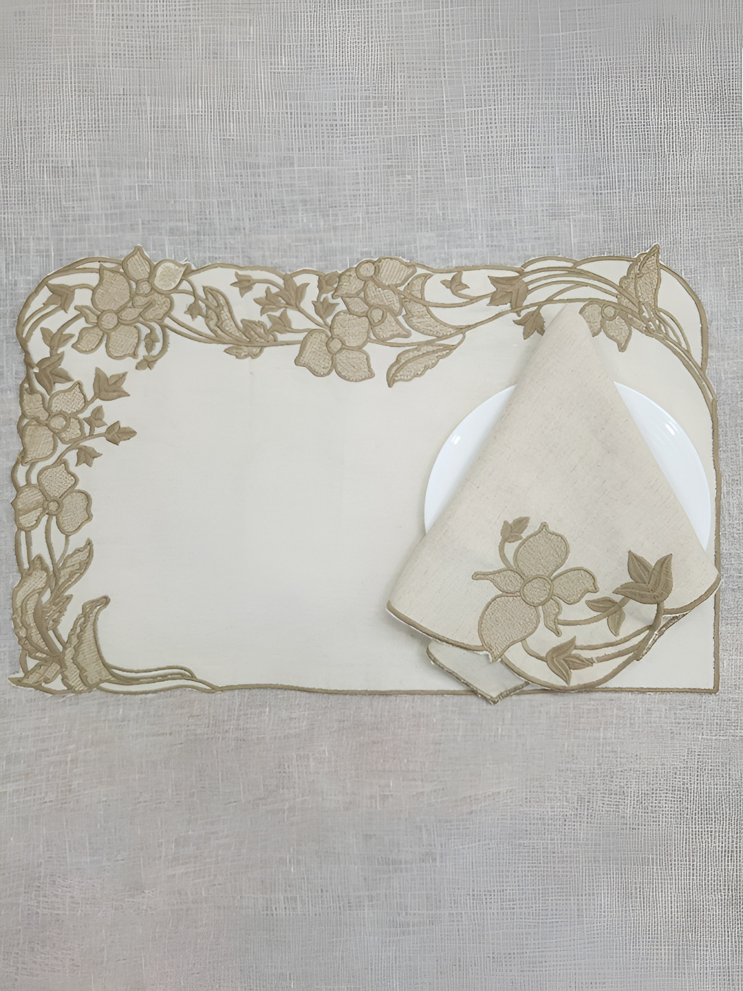 DESIGN GAATHA Cream-Coloured 12 Pieces Embroidered Table Placemats and Table Napkin