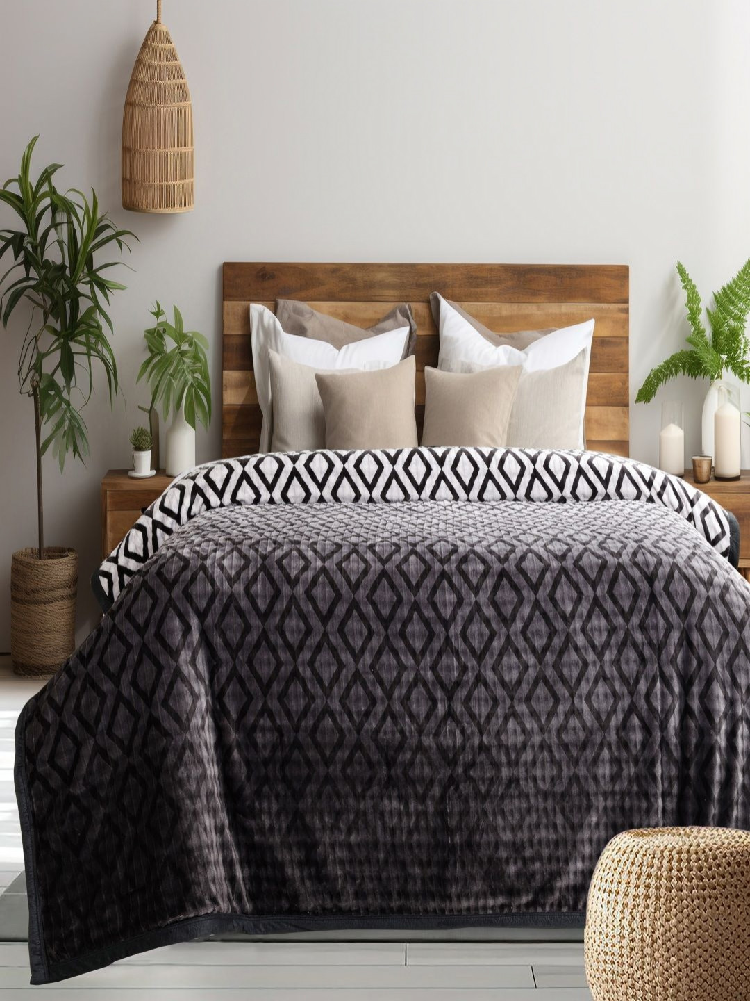 GAPU & BALY Charcoal Love Triangle Printed Microfiber 300 GSM Double Bed Blanket