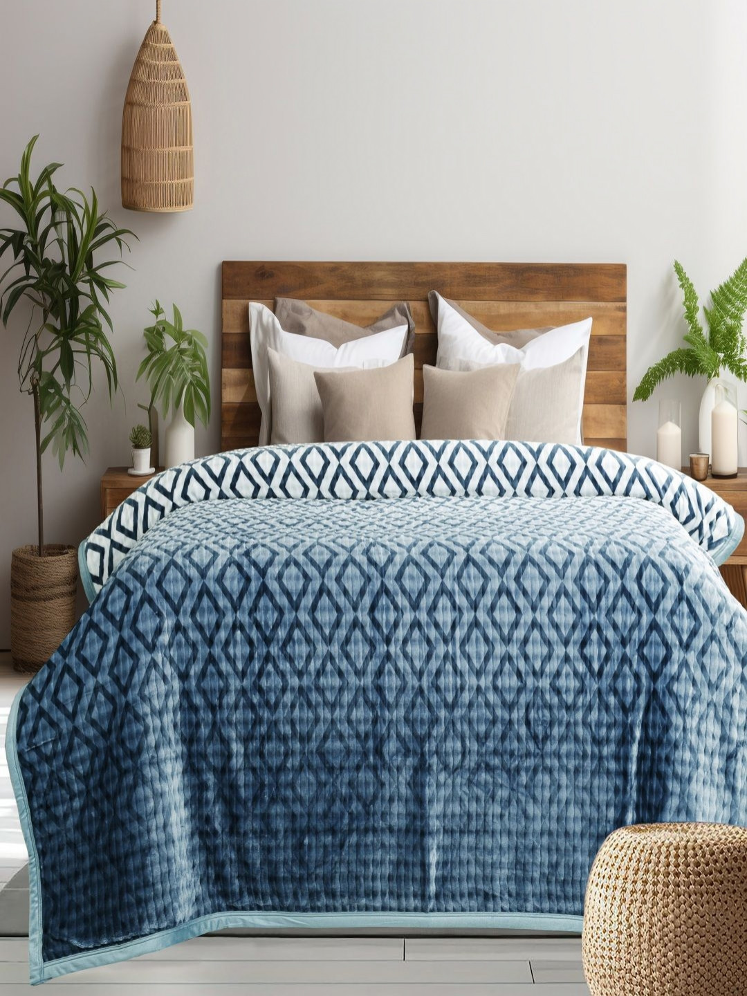 GAPU & BALY Blue Love Triangle Printed Microfiber Mild Winter 300 GSM Double Bed Blanket