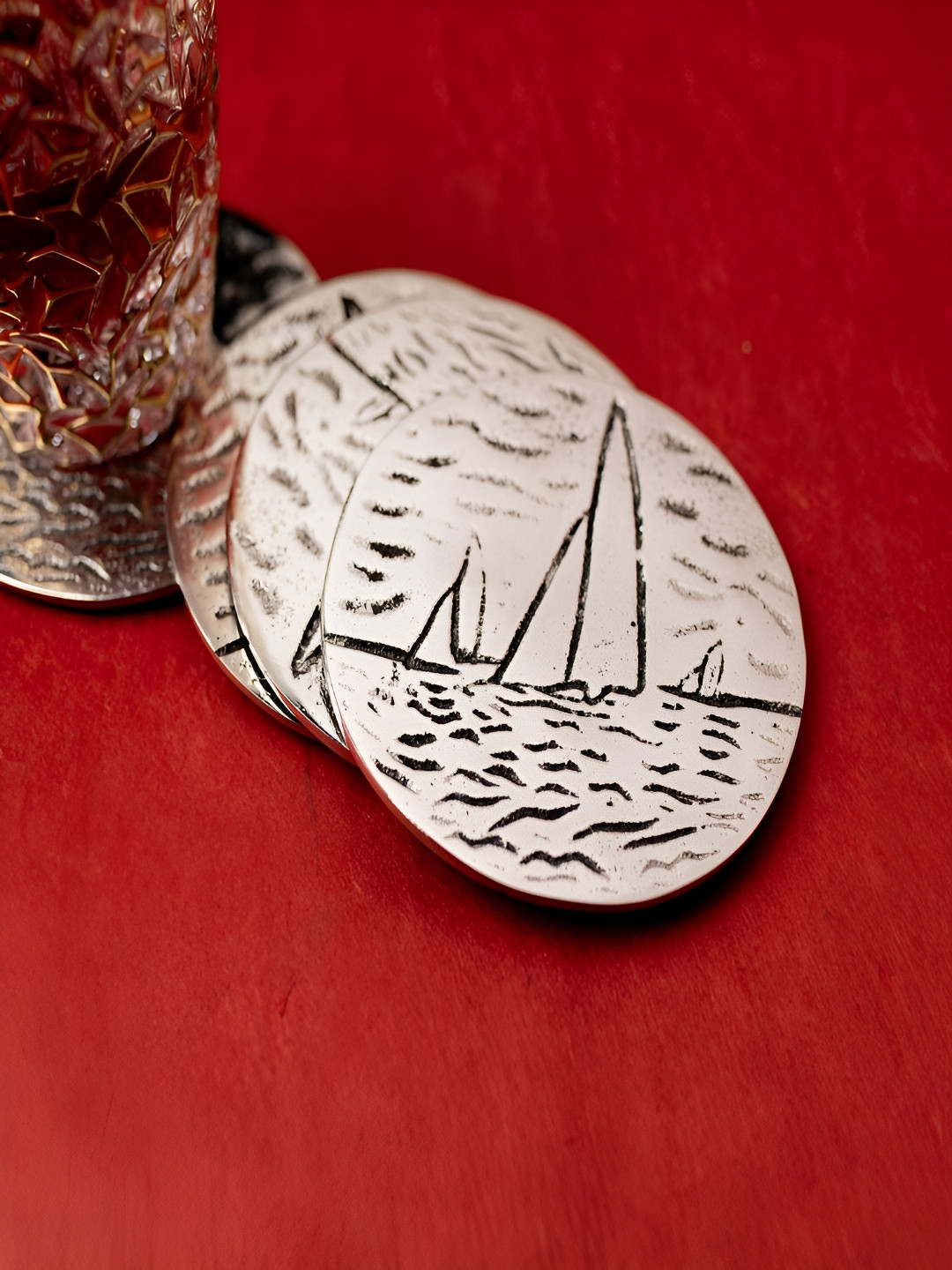 giBOX Silver-Toned 4 Pieces Boat Textured Round Glossy Metal Coasters