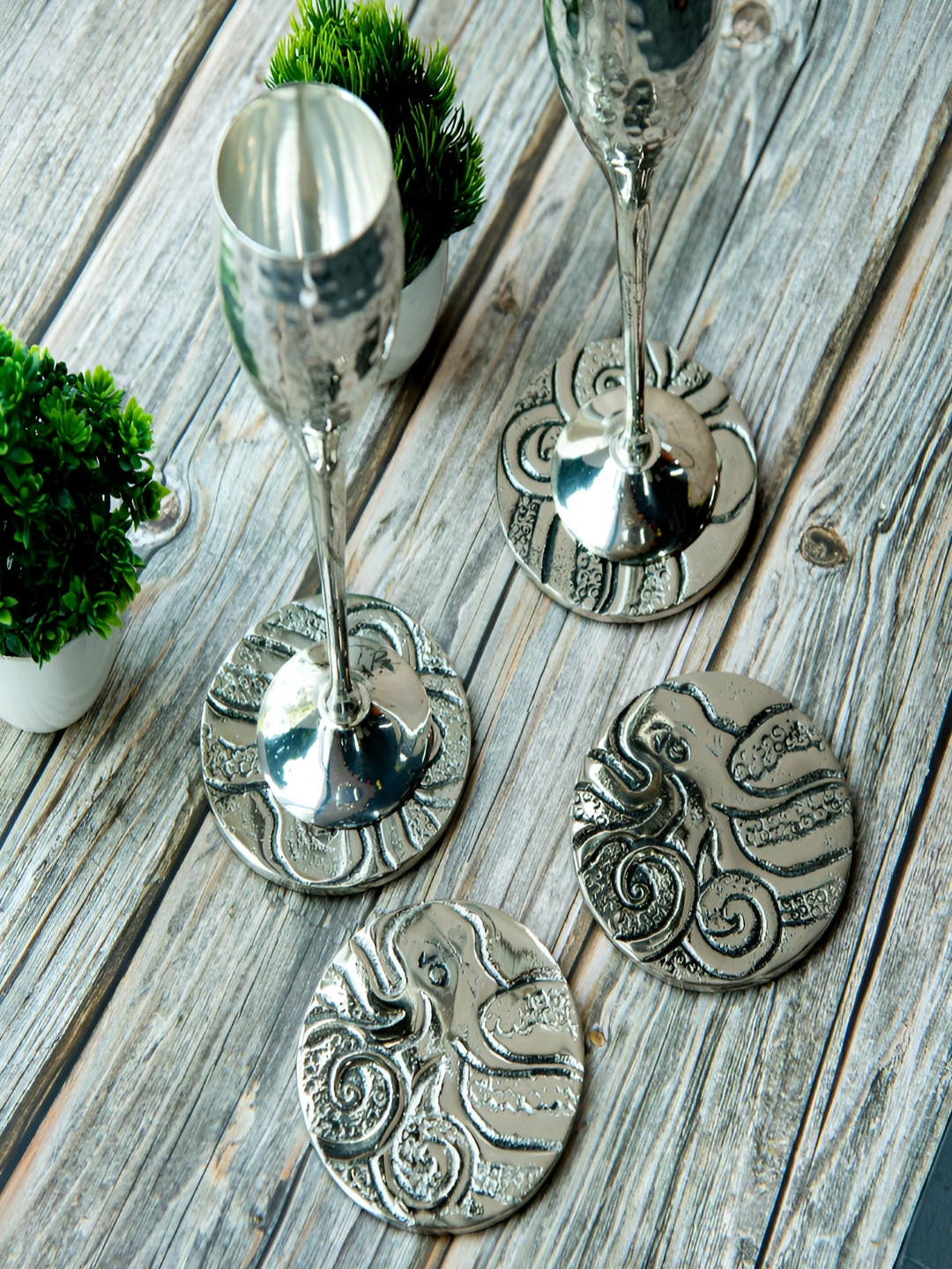 giBOX Silver-Toned 4 Pieces Textured Glossy Octa Metal Coasters