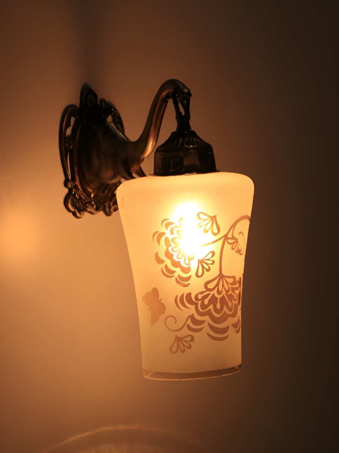 VAGalleryKing White & Gold-Toned Textured Glass Elephant Design Abstract Shaped Wall Lamp