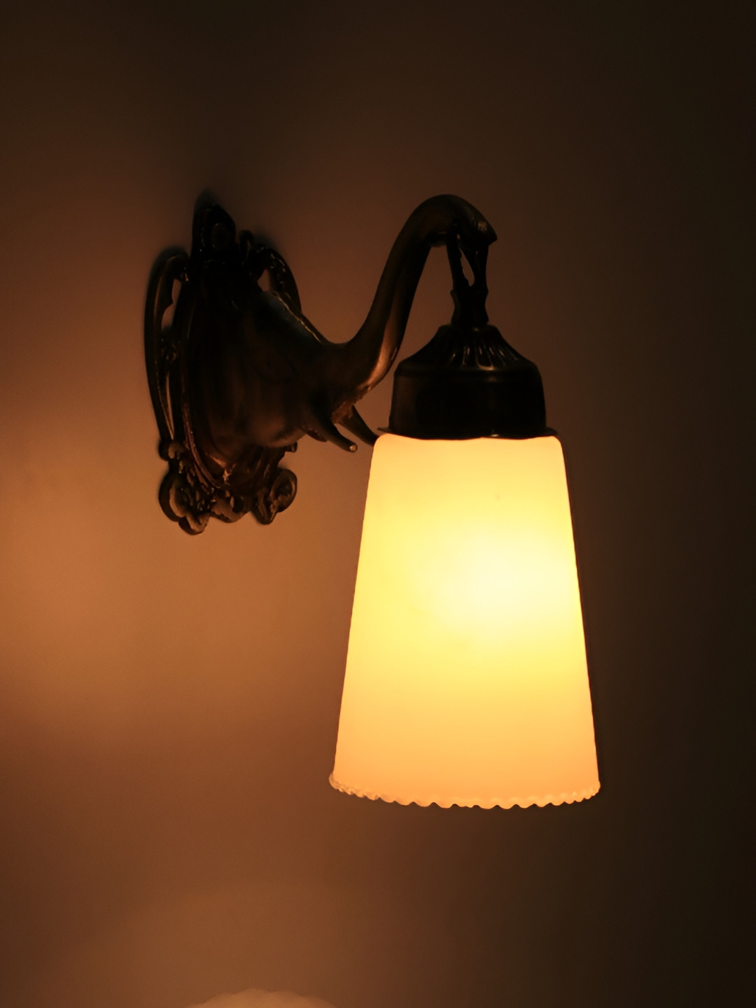 VAGalleryKing White & Metallic Toned Bell Shaped Antique Elephant Design Glass Wall Lamp