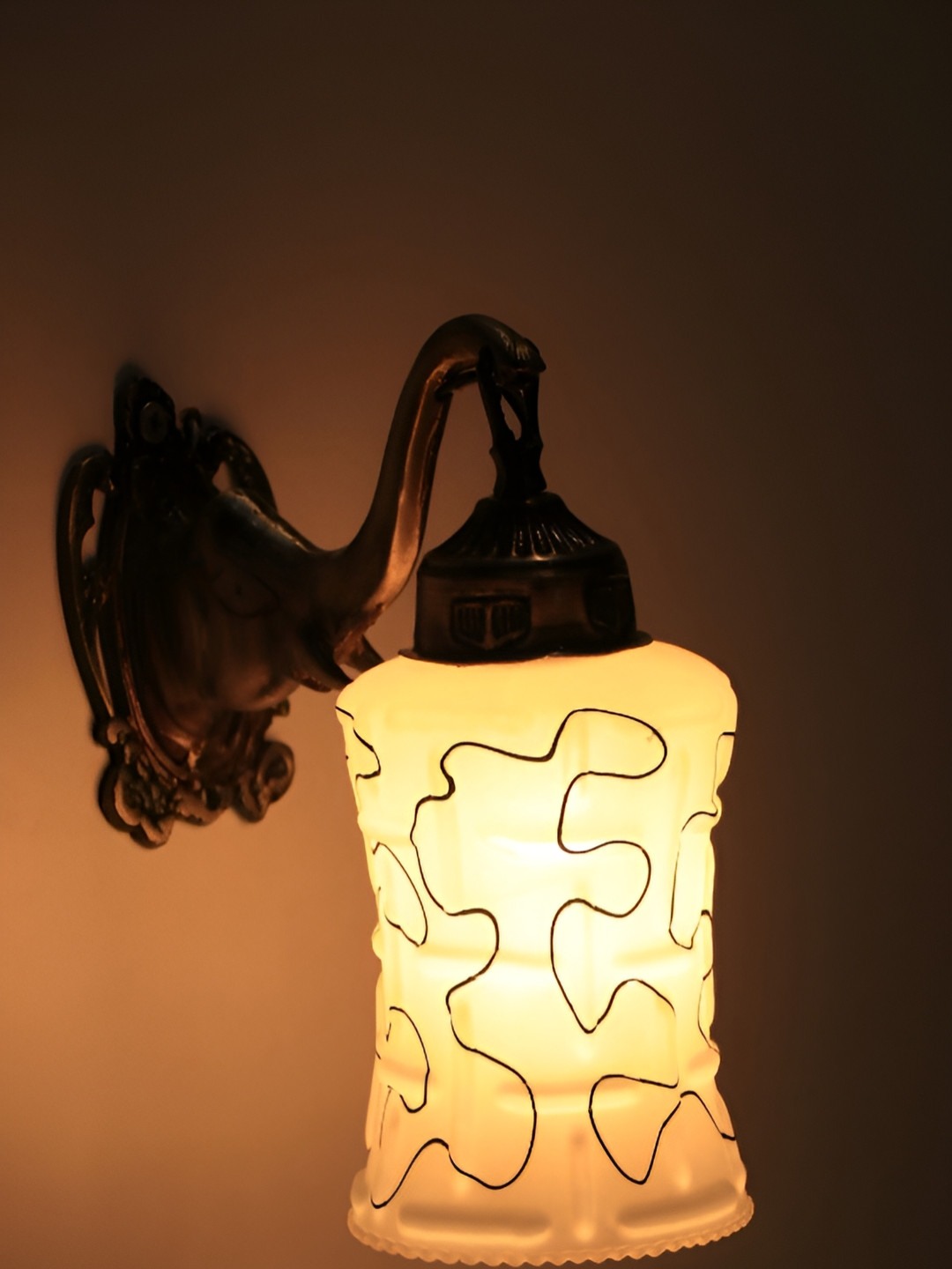 VAGalleryKing White & Black Textured Glass Elephant Design Bell Shaped Wall Lamp