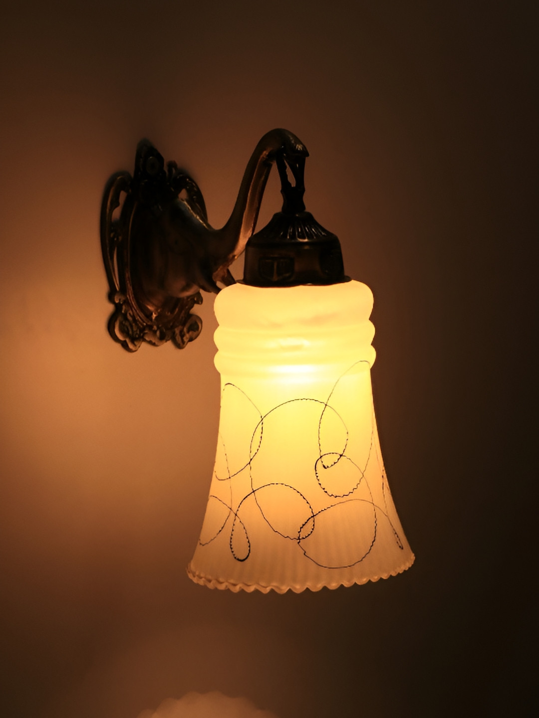 VAGalleryKing Black & White Textured Glass Elephant Design Bell Shaped Wall Lamp