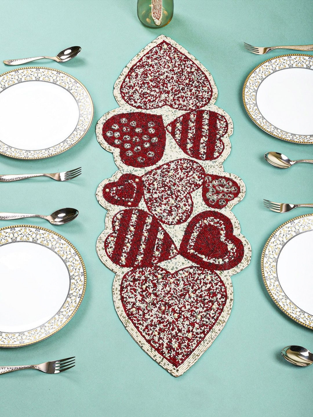 YWULY Maroon & White Heart Shaped Beaded Acrylic Table Runner
