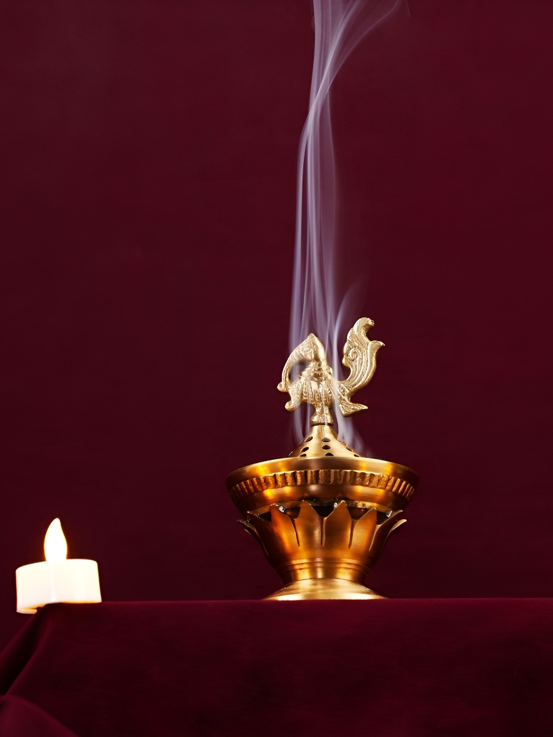 THE HOME CO. Gold-Toned Carved Brass Round Bird Lobandan