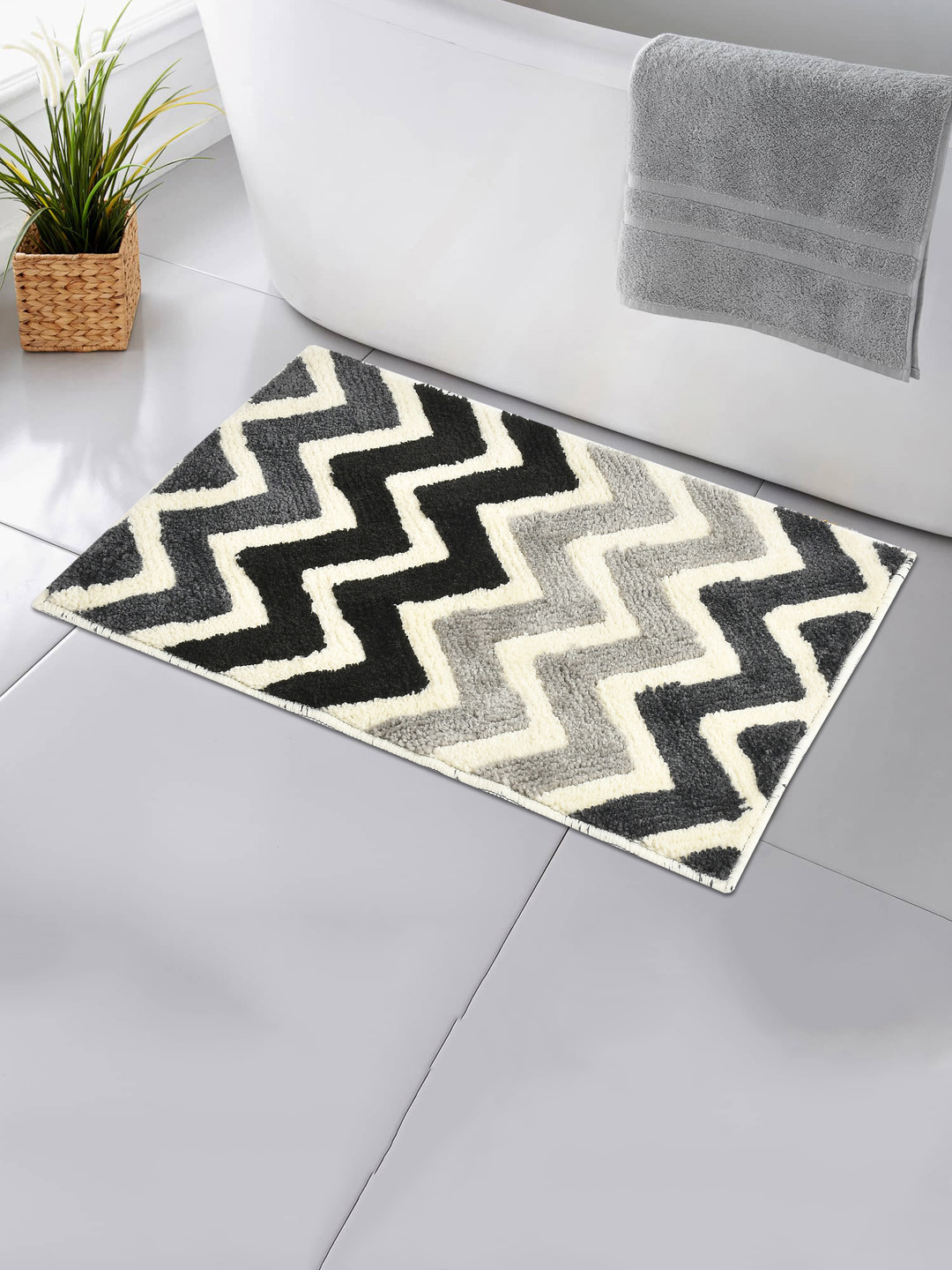 MAA ME CONCEPT Black & Grey Zig Zag Design Microfiber Bath Rug