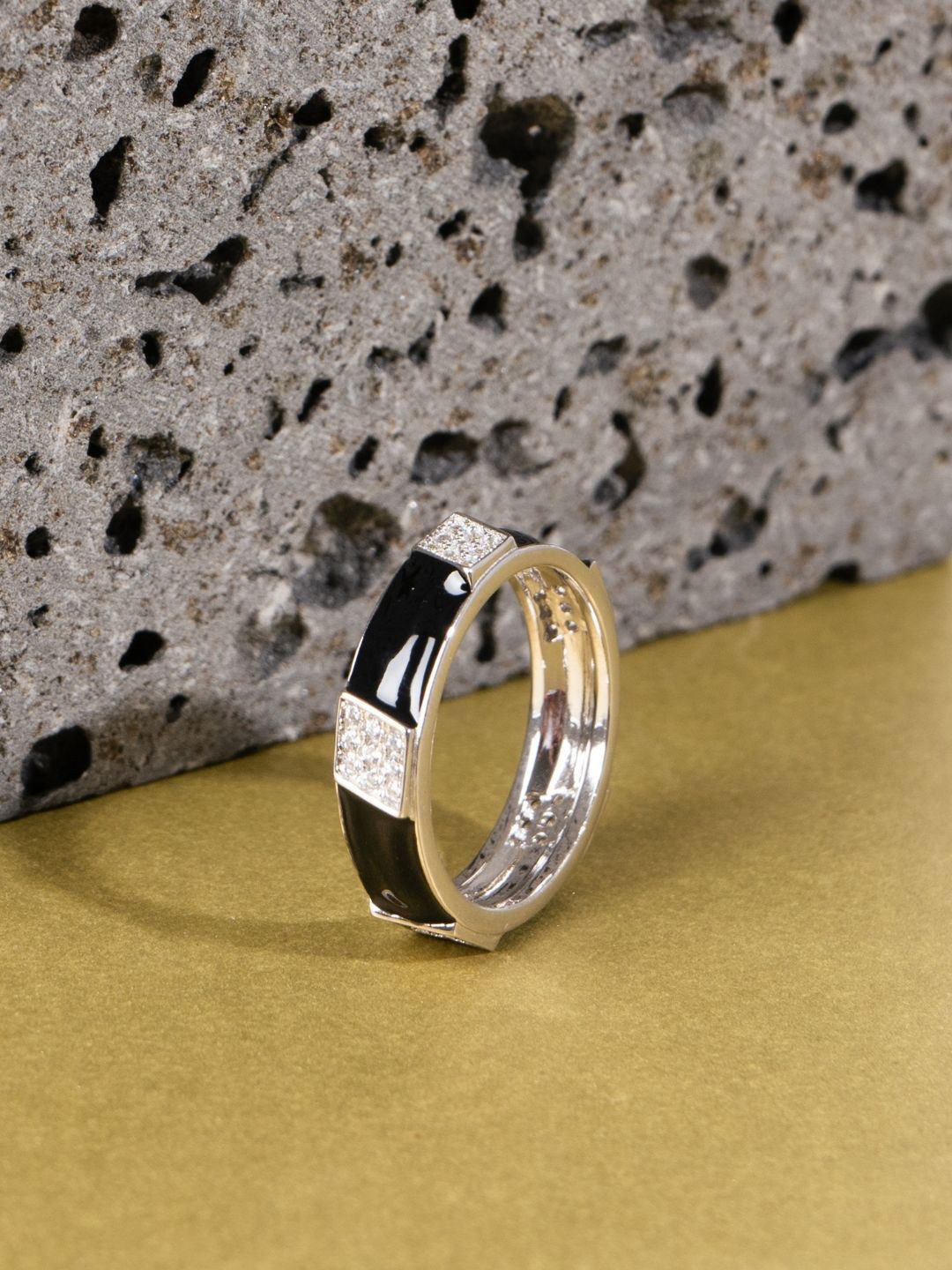 GLYTERS Silver Stone-Studded Dark Radiance Finger Ring